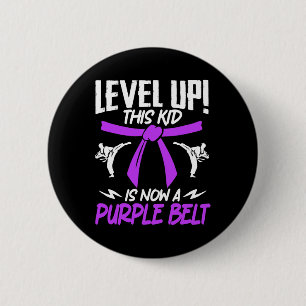 Dieses Kind ist jetzt ein Lila Gürtel Karate Taekw Button