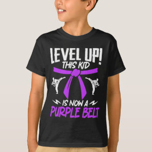 Dieses Kind ist jetzt ein violetter Gürtel Karate T-Shirt