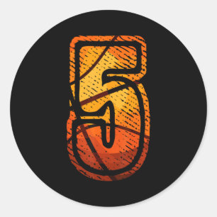 Dieses Kinderbasketball mit Nummer 5 T-Shirt Runder Aufkleber