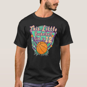 Dieses kleine Basketballmädchen ist im 12. Geburts T-Shirt