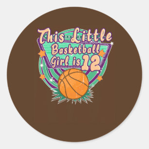 Dieses kleine Basketballmädchen ist im Alter zum 1 Runder Aufkleber