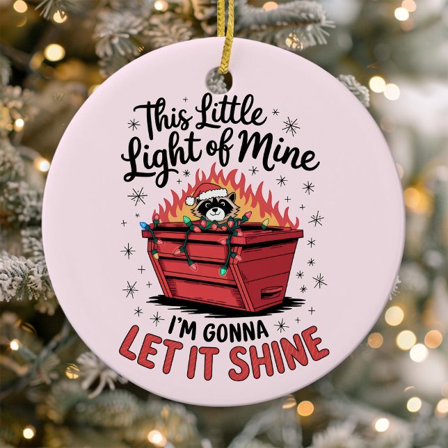 Dieses kleine leichte Raccoon Holiday Dumpster Feu Keramik Ornament (Von Creator hochgeladen)