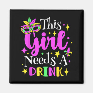 Dieses Mädchen braucht ein Getränk Mardi Gras Part Magnet