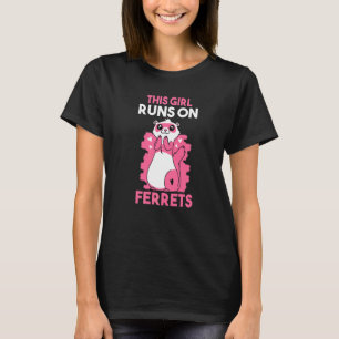 Dieses Mädchen fährt auf Frettchen T-Shirt