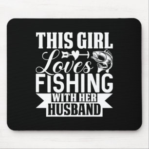 Dieses Mädchen fischt gerne mit ihrem Hund Mousepad