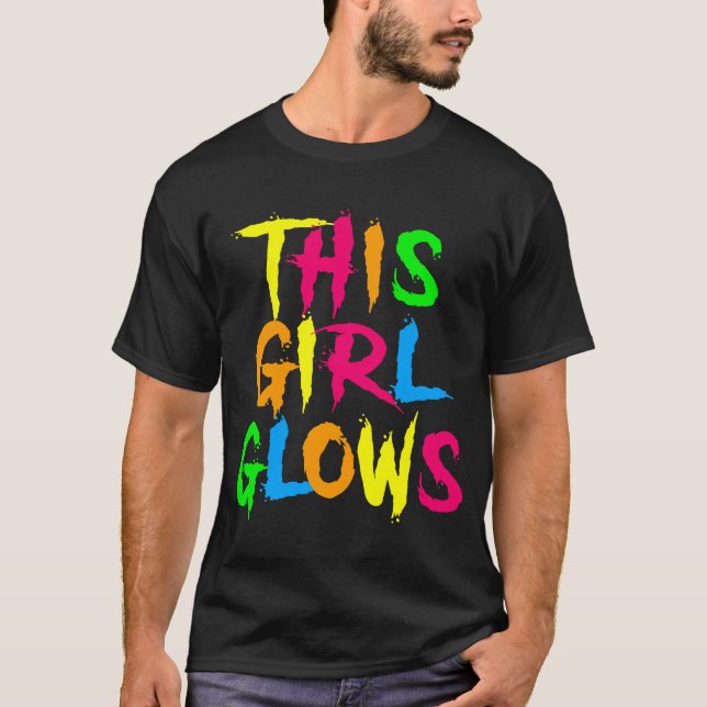 Dieses Mädchen glänzt Neonleuchten glühendes Party T-Shirt (Vorderseite)
