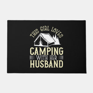 Dieses Mädchen hat Camping mit dem Mann Fußmatte
