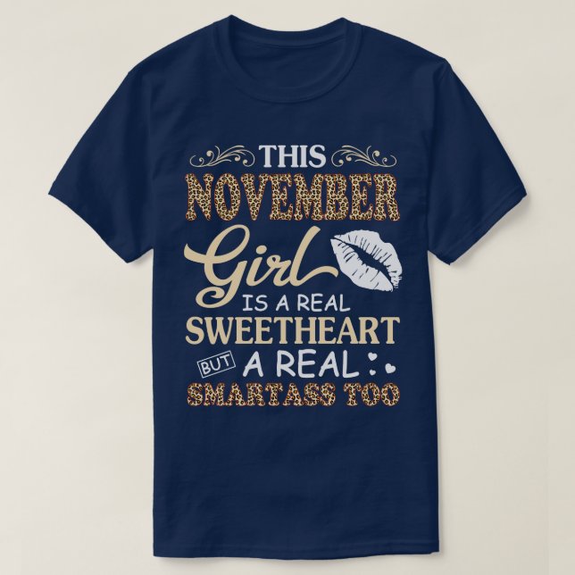 Dieses Mädchen im November ist ein richtiger Süße  T-Shirt (Design vorne)