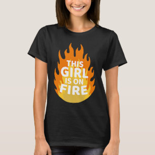 Dieses Mädchen ist auf Feuerwehr Frauen Power gehe T-Shirt