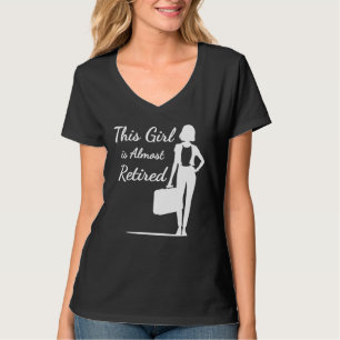 Dieses Mädchen ist fast ermüdete, lustige Rentneri T-Shirt