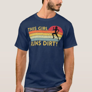Dieses Mädchen läuft auf einem dreckigen Frauenweg T-Shirt