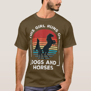 Dieses Mädchen läuft auf Hunden und Pferden Reit R T-Shirt