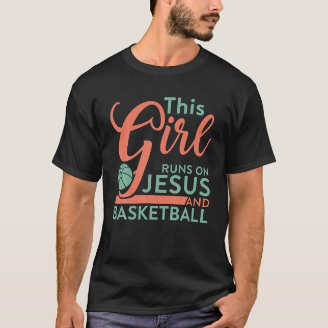 Dieses Mädchen läuft auf Jesus und Basketball Ball T-Shirt (Vorderseite)