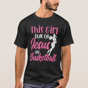 Dieses Mädchen läuft auf Jesus und Basketball Chri T-Shirt