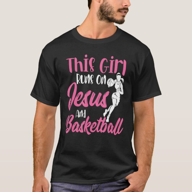 Dieses Mädchen läuft auf Jesus und Basketball Chri T-Shirt (Vorderseite)