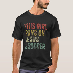 Dieses Mädchen läuft auf Jesus und Fußball Christl T-Shirt