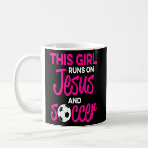 Dieses Mädchen läuft auf Jesus und Fußball Kaffeetasse