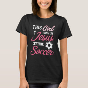 Dieses Mädchen läuft auf Jesus und Fußball T- f T-Shirt