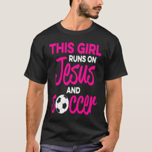 Dieses Mädchen läuft auf Jesus und Fußball T-Shirt