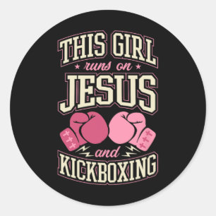 Dieses Mädchen läuft auf Jesus und Kickboxen Chris Runder Aufkleber
