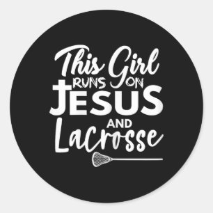 Dieses Mädchen läuft auf Jesus und Lacrosse Runder Aufkleber