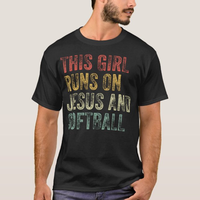 Dieses Mädchen läuft auf Jesus und Softball Christ T-Shirt (Vorderseite)