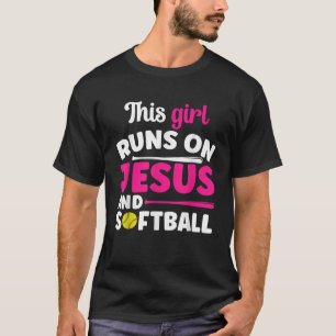 Dieses Mädchen läuft auf Jesus und Softball Christ T-Shirt