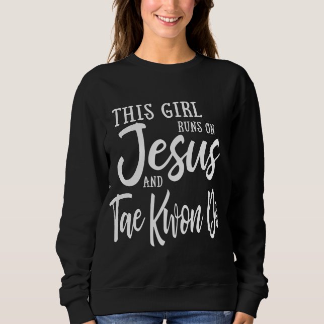 Dieses Mädchen läuft auf Jesus und Taekwondo Chris Sweatshirt (Vorderseite)