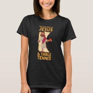 Dieses Mädchen läuft auf Jesus und Tischtennis. T-Shirt