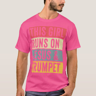 Dieses Mädchen läuft auf Jesus und Trumpet Tshirt
