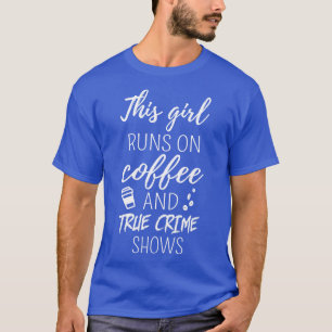 Dieses Mädchen läuft auf Kaffee und wahre Kriminal T-Shirt