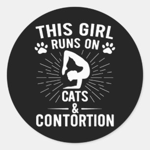 Dieses Mädchen läuft auf Katzen und Kontortionismu Runder Aufkleber