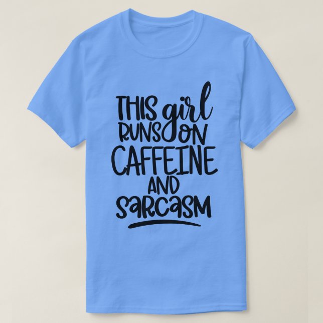 Dieses Mädchen läuft auf Koffein und Sarcasm Sarca T-Shirt (Design vorne)