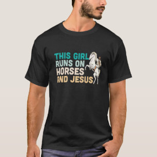 Dieses Mädchen läuft auf Pferden und Jesus Reittie T-Shirt