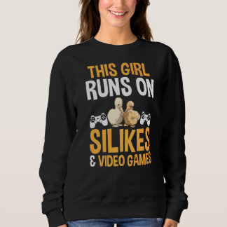 Dieses Mädchen läuft auf Silkie Chickens & Videosp Sweatshirt