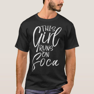 Dieses Mädchen läuft auf Soca Fun Vintagen Bohnent T-Shirt