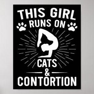 Dieses Mädchen läuft mit Katzen und Kontortions-Yo Poster
