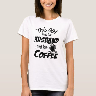 Dieses Mädchen Liebe ihren Mann und ihren Kaffee T-Shirt
