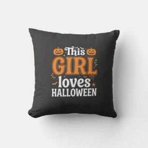 Dieses Mädchen liebt Halloween-Typografie SVG-Desi Kissen
