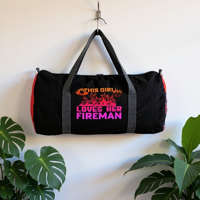 Dieses Mädchen liebt ihren Feuerwehrmann Duffle Bag (Von Creator hochgeladen)