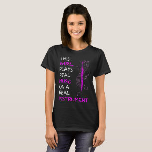Dieses Mädchen spielt wirkliche T-Shirt