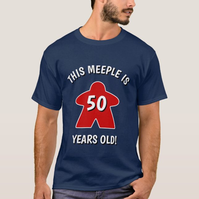 "Dieses Meeple ist 50 Jahre alt!" Lustiger Geburts T-Shirt (Vorderseite)