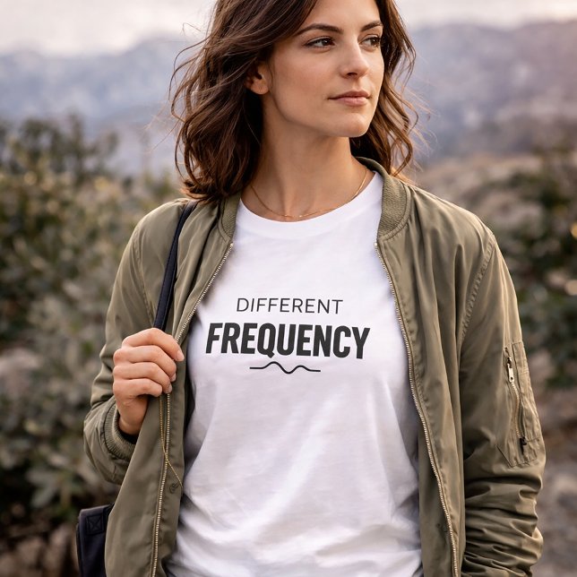 Different Frequency Minimalist Quote T-Shirt is tr (Von Creator hochgeladen)