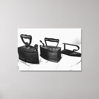 DIGITALE INK auf drei alten Bügeln auf Leinwand