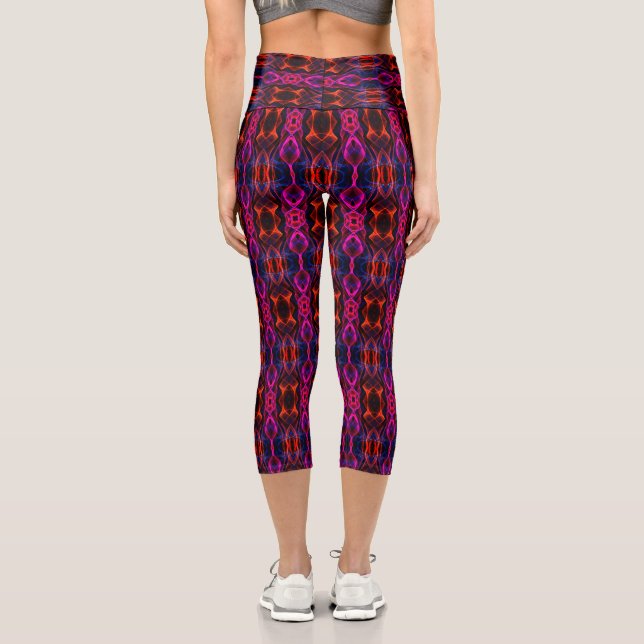 Digitales mehrfarbiges Muster Capri Leggings (Rückseite)