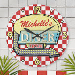 Diner Sign Retro 50er Red Checkered | INDIVIDUELLE Runde Wanduhr<br><div class="desc">Diese coole Retro-50er-Zeichentrickuhr kann leicht mit Ihrem eigenen Namen personalisiert werden. Der Hintergrund ist ein leicht bedrücktes rot-weißes Schachbrett, und das Schild im Stil der 50er Jahre oben sagt DINER und OPEN in Imitaten nein. Das Design hat eine Pfeilgrafik und Platz für Ihren Vor- oder Nachnamen oben. Die Farbe Rot,...</div>