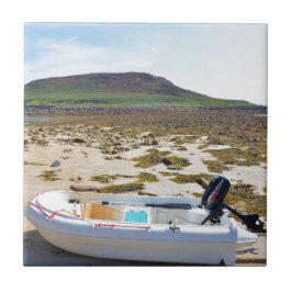 Dinghy am Strand Fliese