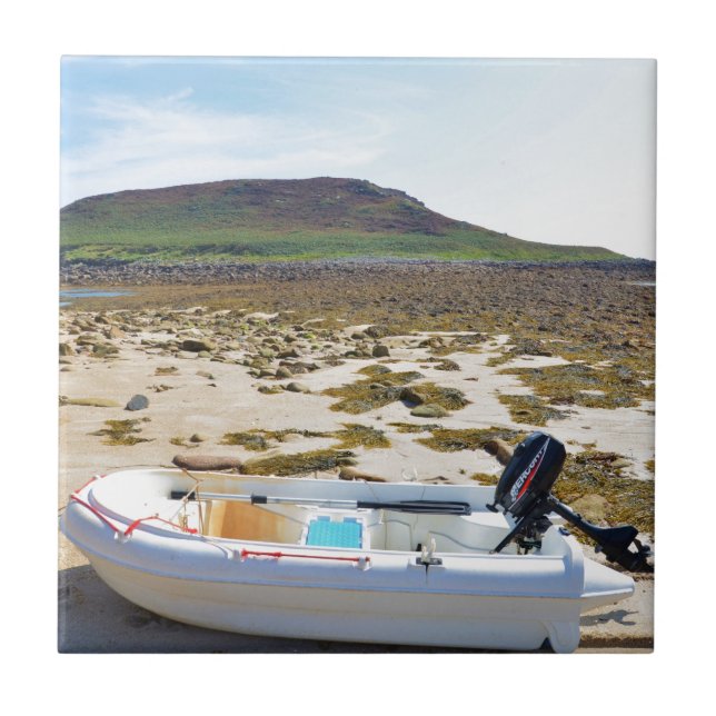 Dinghy am Strand Fliese (Vorderseite)