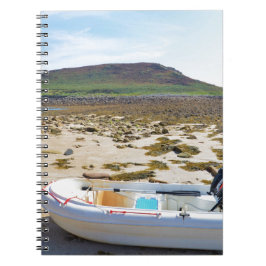 Dinghy am Strand Notizblock