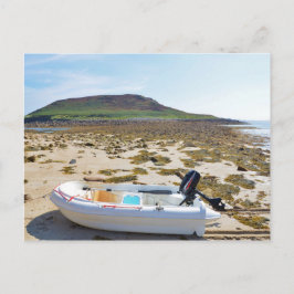 Dinghy am Strand Postkarte